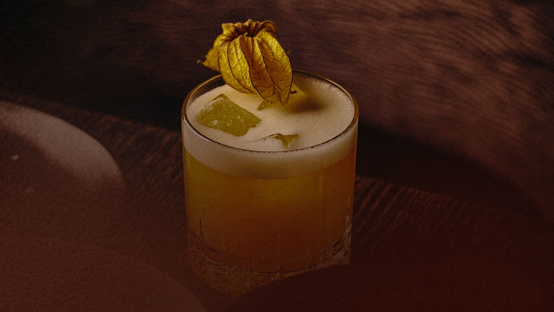 Cocktail servert i stemningsfull belysning